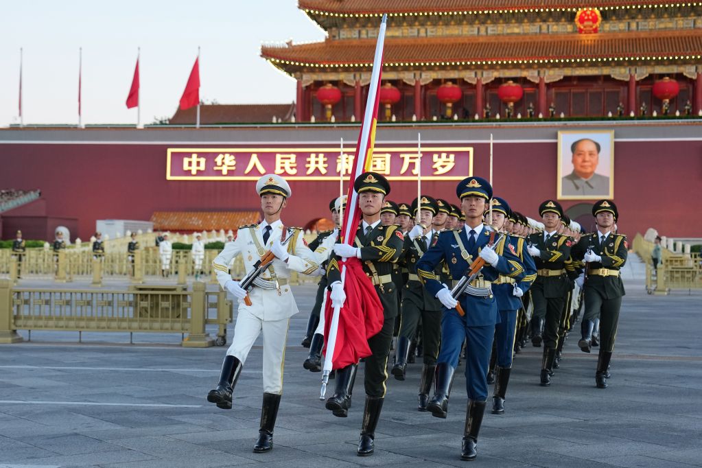 这一刻，五星红旗高高飘扬