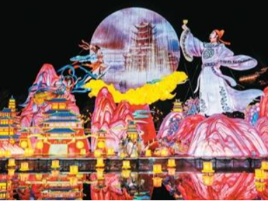 春节出游新亮点 举家看灯年味浓